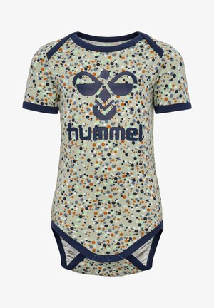 Korte mouw bodysuit in mintgroen met een verspreid stippenpatroon in oranje, marineblauw en grijs. Voorzien van een marineblauwe rand en drukknopen onderaan.