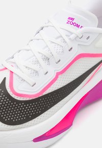 Nike Performance ZOOM FLY 6 - Løbesko til landevejen - white/black/vivid grape/hyper pink/hydrangeas/dark raisin