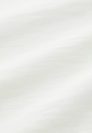 Fehér textil sima, enyhén fényes textúrával, finom szövésű és minimális egyenetlenségekkel rendelkezik.
