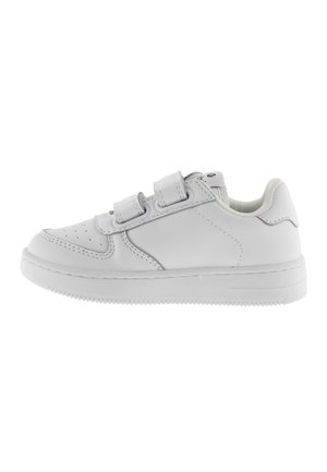 Zapatilla blanca que presenta un exterior de cuero suave, caja de puntera perforada, correas dobles de gancho y bucle, y una suela de goma plana.