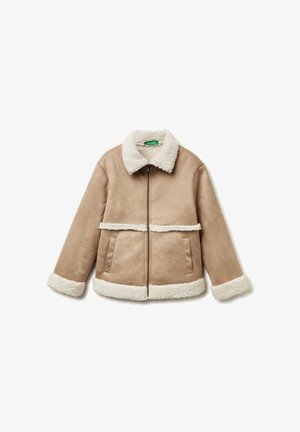 Giacca shearling color sabbia con chiusura a zip, colletto e polsini morbidi bianchi, con due tasche laterali e una cucitura orizzontale foderata in pelliccia.