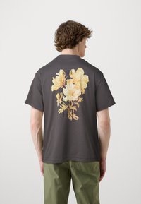 Only & Sons ONSAARAV LIFE TEE UNISEX - Camiseta estampada - magnet