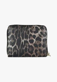 Portafoglio stampa leopardata con superficie strutturata, cerniera nera e accessori in argento. Forma rettangolare compatta.