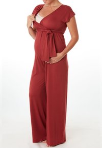 Zwangerschapsoverall in diep rood, met een wikkelontwerp, korte mouwen en een gestrikte taille. Zachte, rekbare stof met wijde pijpen.