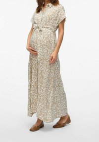 Maximekko beige- ja valkoinen abstrakti kuvio, napitettava malli, lyhyet hihat, vyötärövyö, virtaava kangas, yhdistetty ruskeisiin flats-kenkiin.