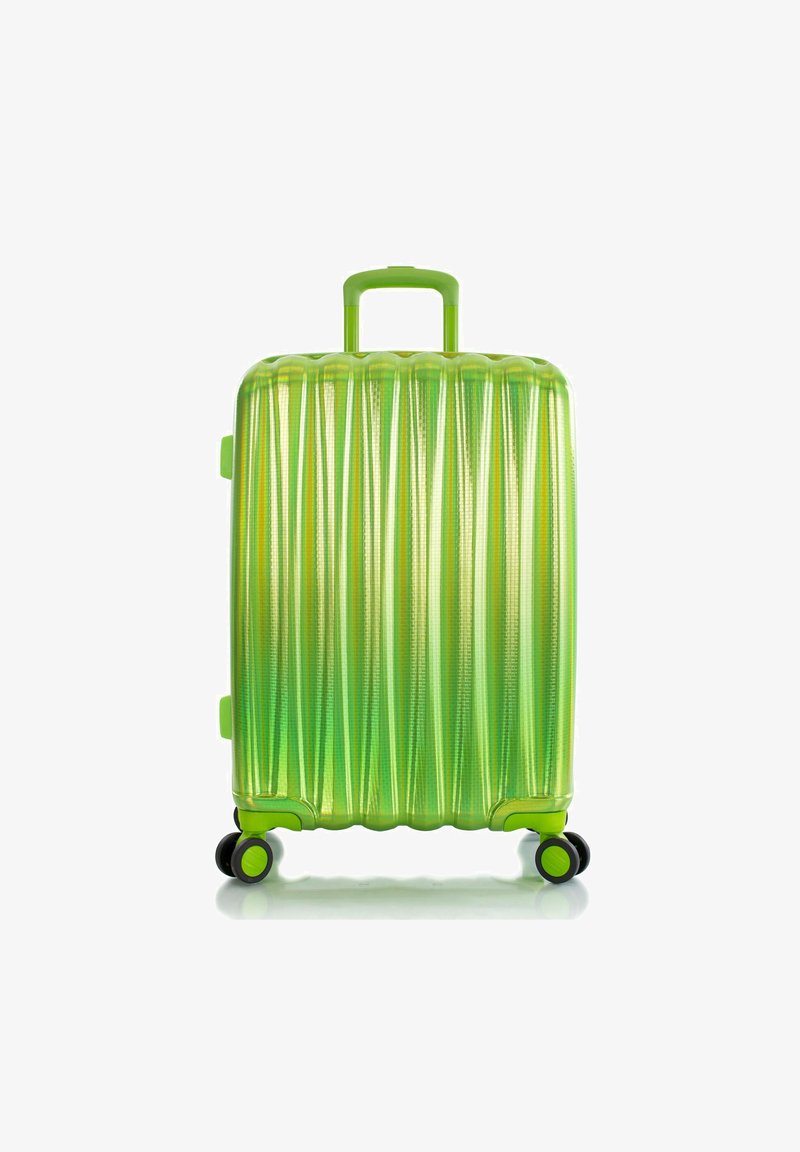 Valigia rigida verde con design a righe verticali, manico retrattile e quattro ruote nere per la mobilità.