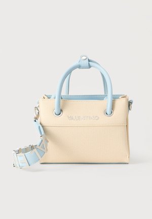 Beige Valentino-Handtasche mit hellblauen Griffen und Riemen mit silbernen Buchstabenanhängern auf einfarbigem Hintergrund.