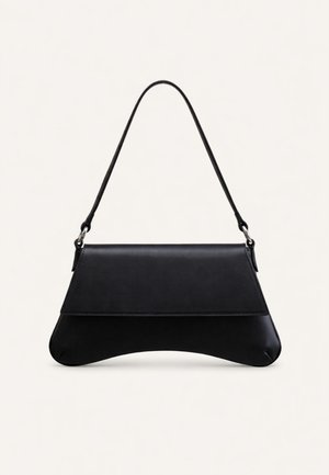 Sac à main en cuir noir avec un fond arrondi, une fermeture à rabat et une seule fine bandoulière, sur un fond clair uni.