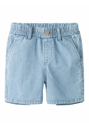 Short bleu clair pour tout-petit avec de fines rayures verticales blanches, taille élastique, bouton en bois, passants de ceinture et poches avant.