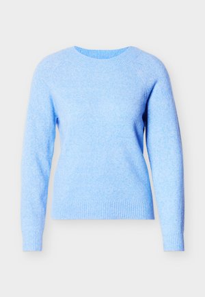 Gaiši zils džemperis no mīksta, teksturēta auduma. Ar apaļu kaklu, garām piedurknēm un ribotām aprocēm un apakšu. Vienkāršs dizains.