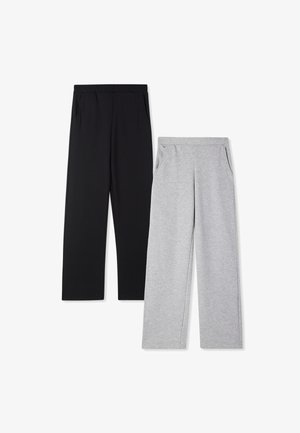 Pantaloni sportivi neri e grigi, con vita elastica e tasche laterali. Il paio nero è uniforme, mentre il paio grigio presenta una texture melange.