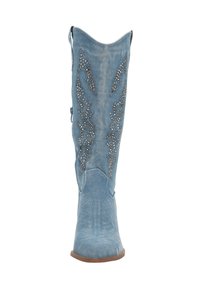 Niebieski dżinsowy kowbojski but z dekoracyjnymi srebrnymi ćwiekami, spiczastym noskiem i wysokim cholewką z misternym haftem i wyciętymi wzorami.