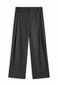 Pantalon large gris foncé à fines rayures blanches verticales, avec plis à l'avant et passants pour ceinture.