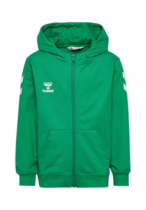 Grüner Kapuzenpullover mit Reißverschluss und Fronttaschen, weißes Hummel-Logo auf der Brust und weiße Chevron-Streifen an beiden Ärmeln.