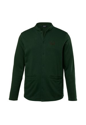 Cardigan verde con bottoni realizzato in un tessuto morbido, con un alto colletto, due tasche frontali e un design ricamato sul petto.