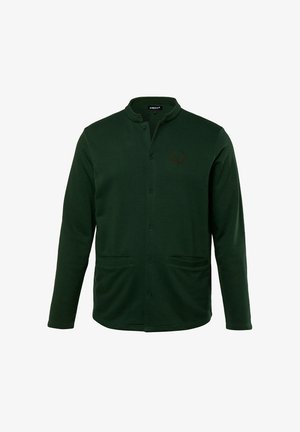 Cárdigan verde de botón, hecho de tela suave, con un cuello alto, dos bolsillos frontales y un diseño bordado en el pecho.