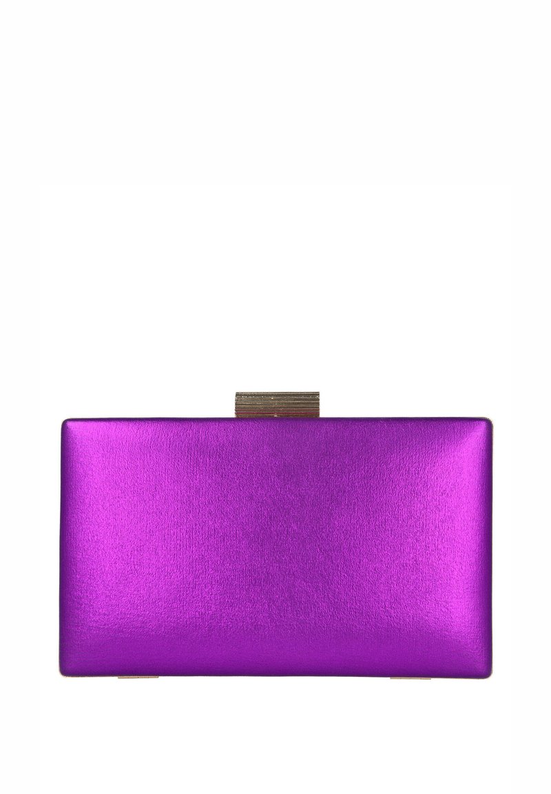 Clutch metálico morado con textura suave, forma rectangular y detalle de cierre dorado en la parte superior. Sin adornos adicionales.