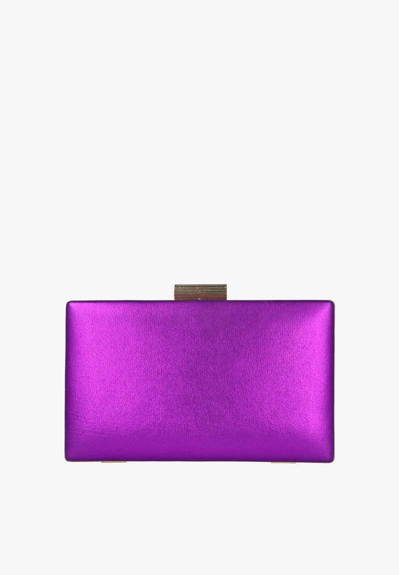 Clutch metálico morado con textura suave, forma rectangular y detalle de cierre dorado en la parte superior. Sin adornos adicionales.