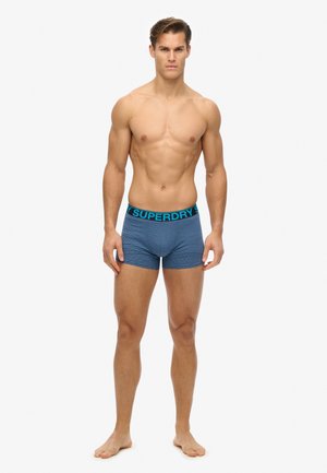 Boxers bleus rayés avec une large ceinture noire portant "SUPERDRY" en bleu vif. Fabriqués en tissu extensible pour le confort.