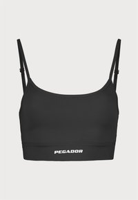 Bralette atlético negro con tirantes delgados ajustables, un acabado de textura suave y un logo blanco "PEGADOR" en el dobladillo.