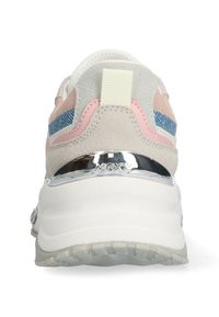 Světle růžové a šedé tenisky se semišovými a džínovými akcenty. Mají metalovou patu a vzorovanou podrážku, navrženy pro pohodlí.