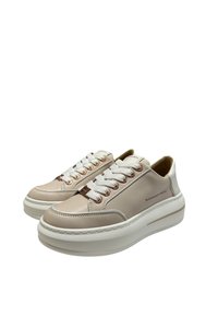 Beige lædersneakers med hvide snørebånd, en rund form og en tyk, hvid sål. Har rosegold-detaljer og syede detaljer.