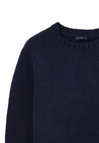 Dunkelblauer Strickpullover mit strukturiertem Rippmuster und klassischem Rundhalsausschnitt. Keine sichtbaren Muster oder Akzente.