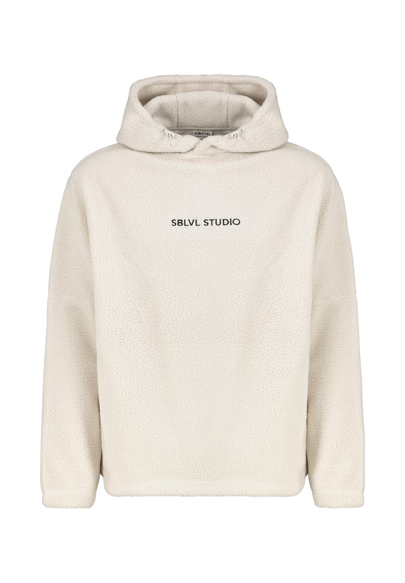 Cremefarbener Fleece-Hoodie mit lockerem Schnitt. Verfügt über eine Kapuze mit Kordelzug und den schwarzen Schriftzug "SBLVL STUDIO" auf der Vorderseite.