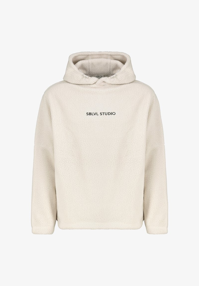 Cremefarbener Fleece-Hoodie mit lockerem Schnitt. Verfügt über eine Kapuze mit Kordelzug und den schwarzen Schriftzug "SBLVL STUDIO" auf der Vorderseite.