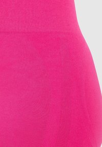 Aansluitende, naadloze legging in levendig roze. Gemaakt van een zachte, gestructureerde stof met een geribde tailleband en een gladde pasvorm voor comfort.