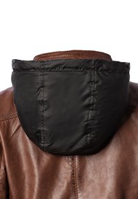 Braune Lederjacke mit abnehmbarer schwarzer Nylonkapuze, mit sichtbaren Nähdetails sowohl an der Jacke als auch an der Kapuze.