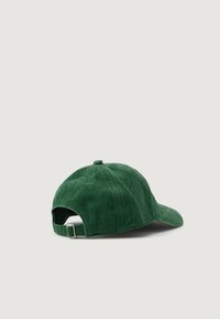 Cappellino da baseball in velluto verde con visiera curvata, cinturino metallico regolabile e superficie testurizzata; la vista posteriore mette in evidenza i dettagli delle cuciture.