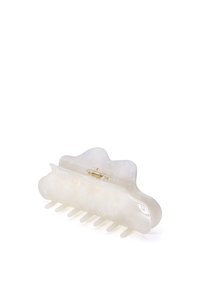 Fermaglio per capelli trasparente con un design ondulato, realizzato in plastica lucida, presenta accenti iridescenti e sette denti interconnessi per una presa sicura.