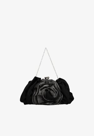 Schwarze Stoffhandtasche mit einem rosenförmigen Design aus glänzendem, glattem Material, mit silberner Kettenhenkeln und Verschluss.