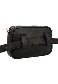 Schwarze Leder-Umhängetasche mit rechteckiger Form, glatter Textur, goldfarbenem Reißverschluss und verstellbarem Tragegurt mit Perforationen zur Längenanpassung.