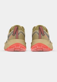 Chaussures de course avec une tige kaki, des accents gris et une semelle orange vif. Caractérisées par un design texturé et une languette à l'arrière.