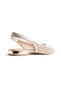 Zapato plano beige tejido con talón de bloque bajo metálico dorado y puntera cerrada, mostrado de lado sobre fondo blanco.