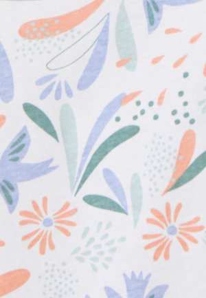 Tela con estampado floral que presenta colores pastel: rosa claro, verde, lavanda y blanco, con diversas formas de hojas y flores. Textura suave.