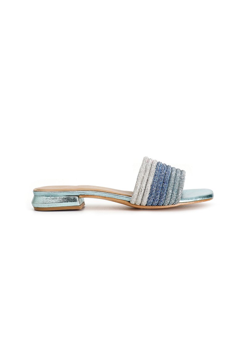 Sandali a fascia con un upper multicolore texturizzato che mescola strisce argento, blu chiaro e blu scuro, caratterizzati da un tacco basso a blocco.
