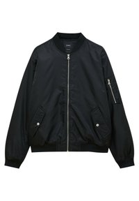 Veste bomber noire avec fermeture éclair à l'avant, col côtelé, deux poches latérales et une poche à fermeture éclair sur la manche. Tissu lisse et léger avec un léger éclat.