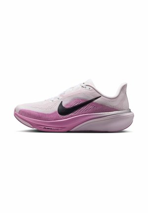 Hellrosa-weißer Laufschuh mit schwarzem Swoosh-Logo und dicker, gepolsterter Sohle, von der Seite auf weißem Hintergrund gezeigt.