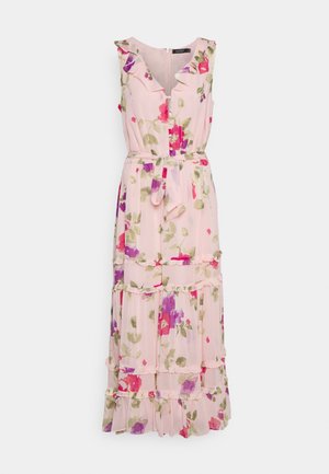 Robe maxi rose fleuri sans manches avec un décolleté en V à volants, une jupe à étages et une ceinture en tissu assortie à la taille.