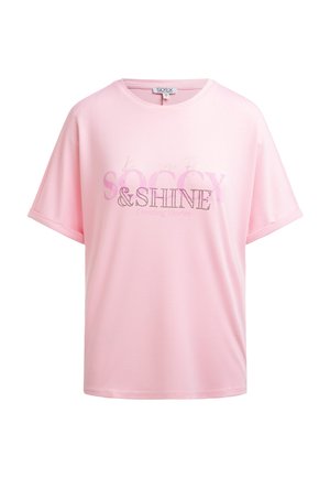 Rosa T-Shirt mit kurzen Ärmeln und umgeschlagenen Säumen sowie dem Text "SOCCX & SHINE Creating Stories" auf der Vorderseite in verschiedenen Schriftarten und -stilen.