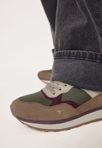 Tamaris Baskets basses - cognac comb