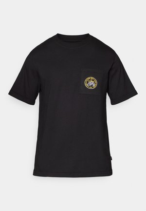Svart bomull t-skjorte med en brystlomme med et rundt logo-patch. Korte ermer, rund hals og en avslappet passform.