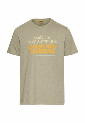 Olijf groene t-shirt met korte mouwen, gemaakt van lichtgewicht stof met een zachte textuur; heeft witte en oranje tekstgraphics.