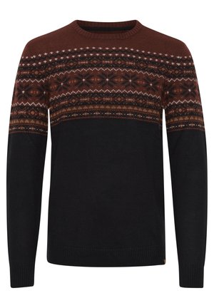 Strikkegenser med en brun og svart fargekombinasjon og et geometrisk mønster over brystet, ribbet hals og ermer, og en teksturert overflate.