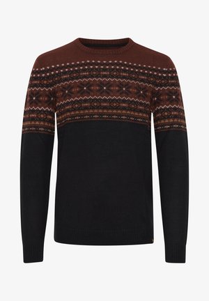 Strikkegenser med en brun og svart fargekombinasjon og et geometrisk mønster over brystet, ribbet hals og ermer, og en teksturert overflate.