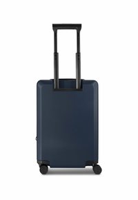 Maleta rígida de color azul oscuro, con asa telescópica, cuatro ruedas y superficie texturizada para mayor durabilidad.
