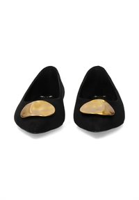 Scarpe basse in camoscio nero con un ampio dettaglio metallizzato dorato sulla tomaia. Progettate con punta arrotondata e stile slip-on.